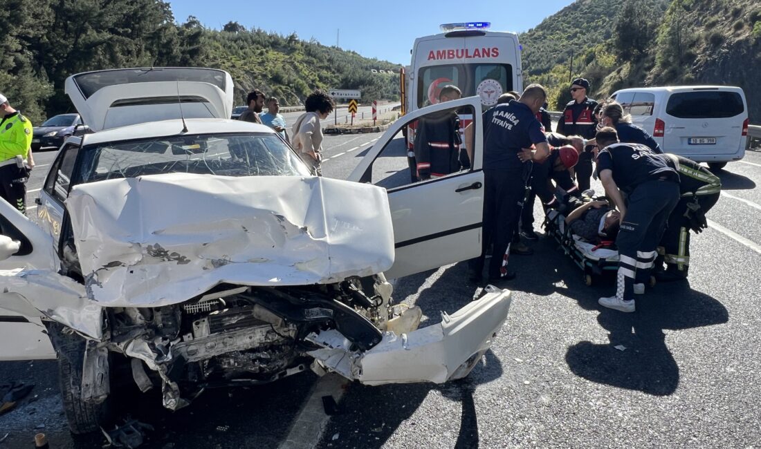Manisa’nın Yunusemre ilçesinde iki otomobilin çarpıştığı kazada 3 kişi yaralandı.