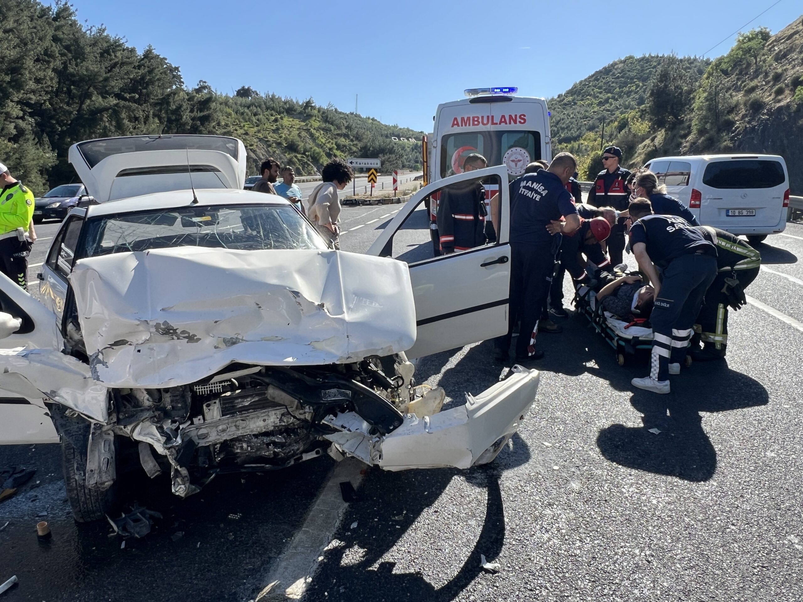 Manisa’nın Yunusemre ilçesinde iki otomobilin çarpıştığı kazada 3 kişi yaralandı.