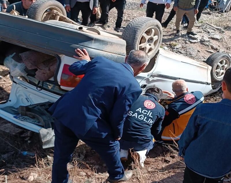 Hakkari’nin Yüksekova ilçesinde kontrolden çıkan otomobilin devrilmesi sonucu 9 kişi