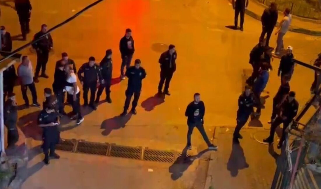 Bursa’da babasıyla tartışan kişi, kardeşini sokak ortasında bıçakla rehin aldı.