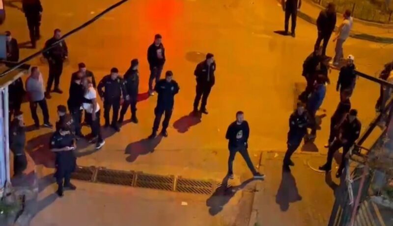 Bursa’da babasıyla tartışan kişi, kardeşini sokak ortasında bıçakla rehin aldı.