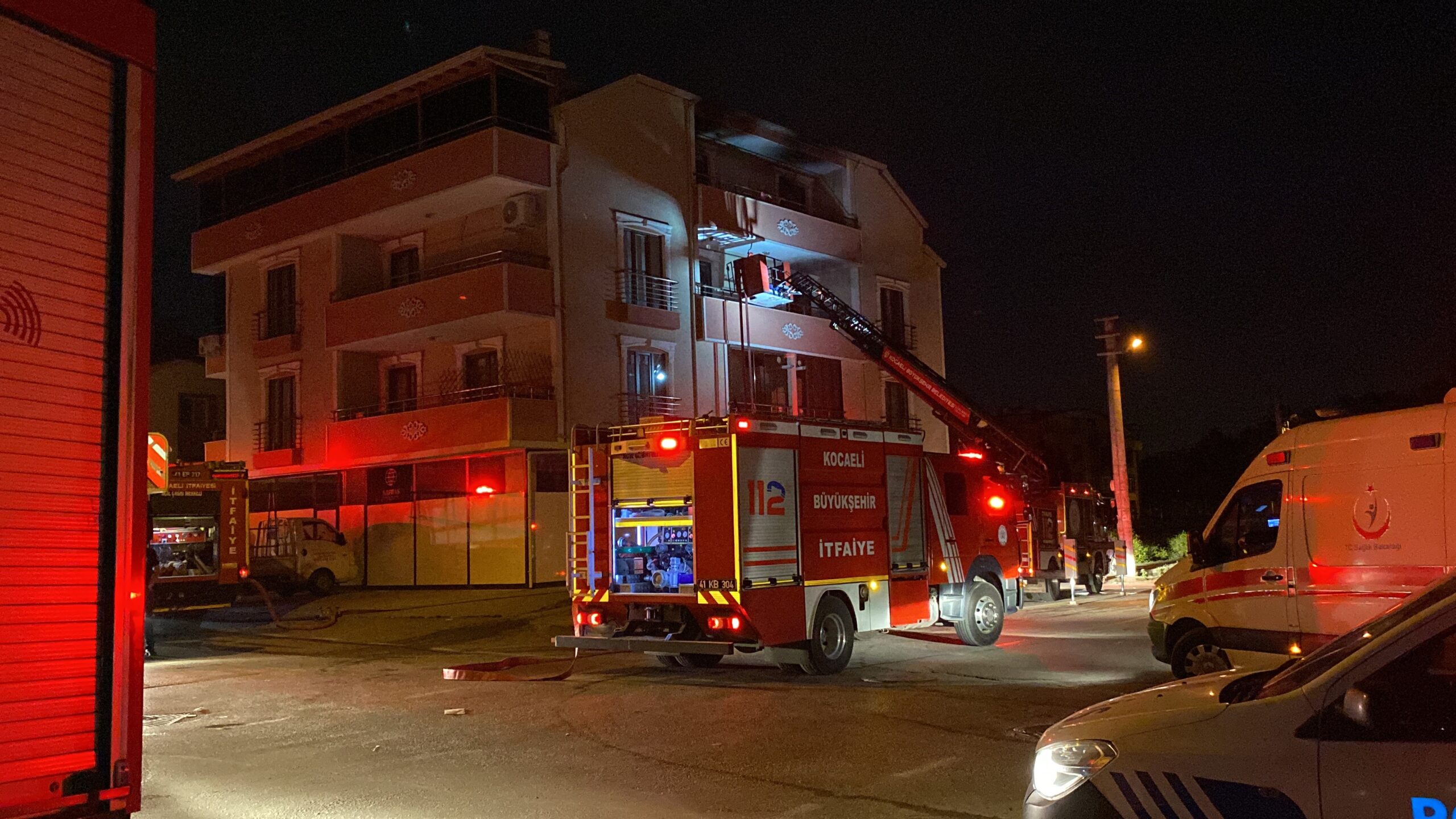 Kocaeli’nin Kartepe ilçesinde prizde olan şarjlı süpürgenin patlaması neticesinde evi
