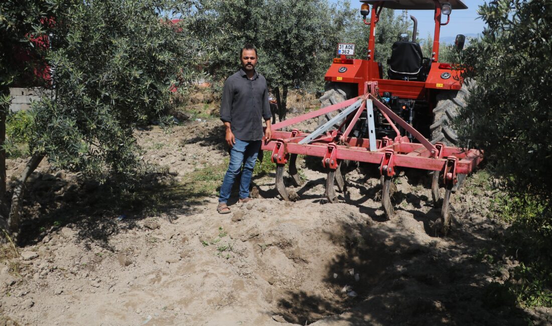 Hatay’da bir çiftçi, bahçesini çapalarken traktörünün pulluğuna takılan küpten çıkan