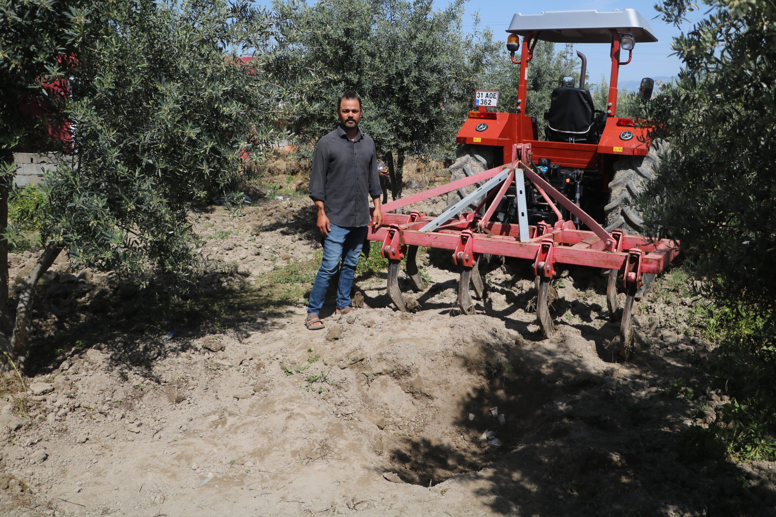 Hatay’da bir çiftçi, bahçesini çapalarken traktörünün pulluğuna takılan küpten çıkan