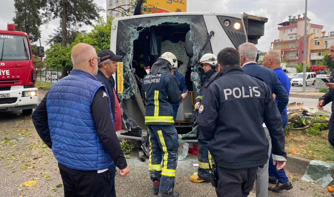 Otel servis aracı devrildi: 19 yaralı Antalya’nın Serik ilçesinde otel personelini taşıyan servis aracı devrildi, içindeki