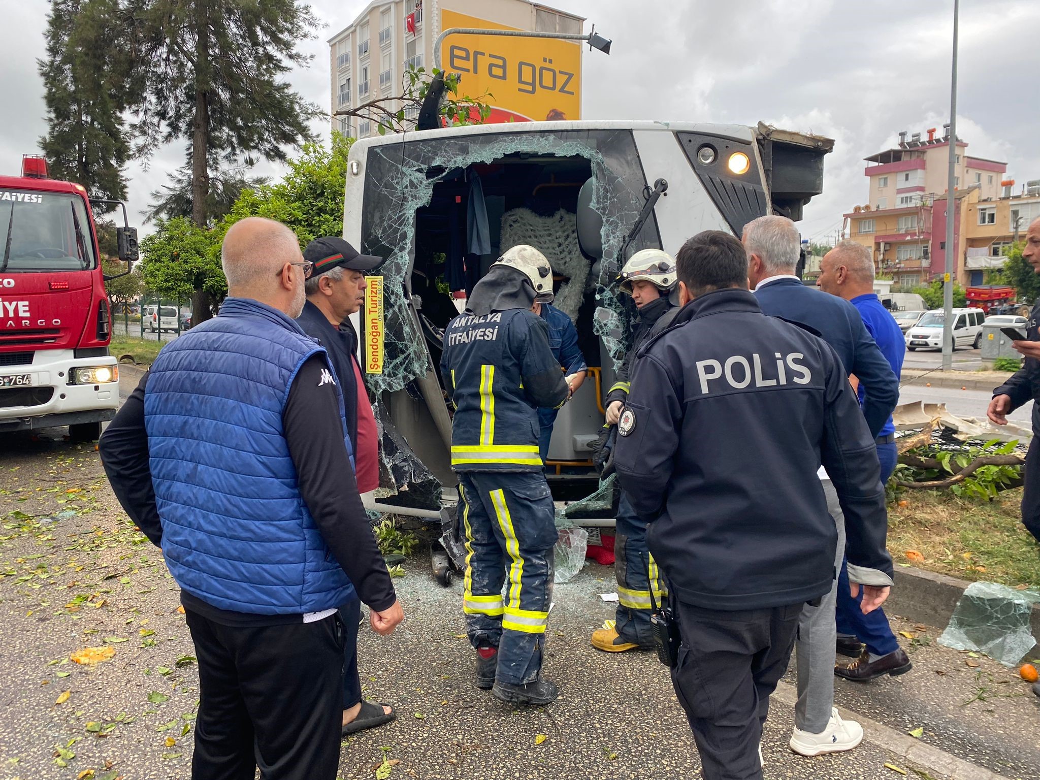 Antalya’nın Serik ilçesinde otel personelini taşıyan servis aracı devrildi, içindeki