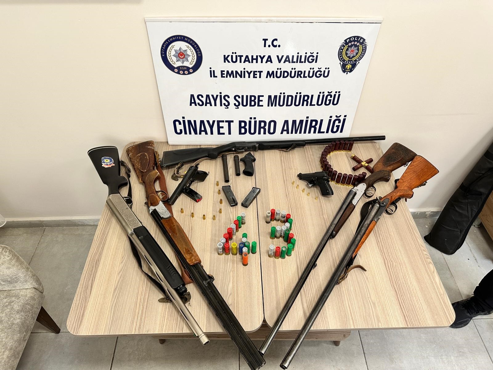  Kütahya ve Afyonkarahisar’da kaçak silah ticareti yapanlara yönelik 7 adrese eşzamanlı