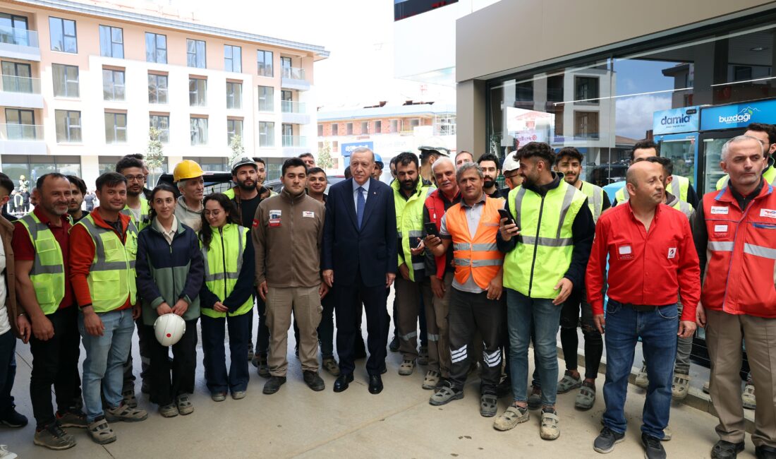 Cumhurbaşkanı Recep Tayyip Erdoğan, Üsküdar’da bulunan bir akaryakıt istasyonuna uğradı.