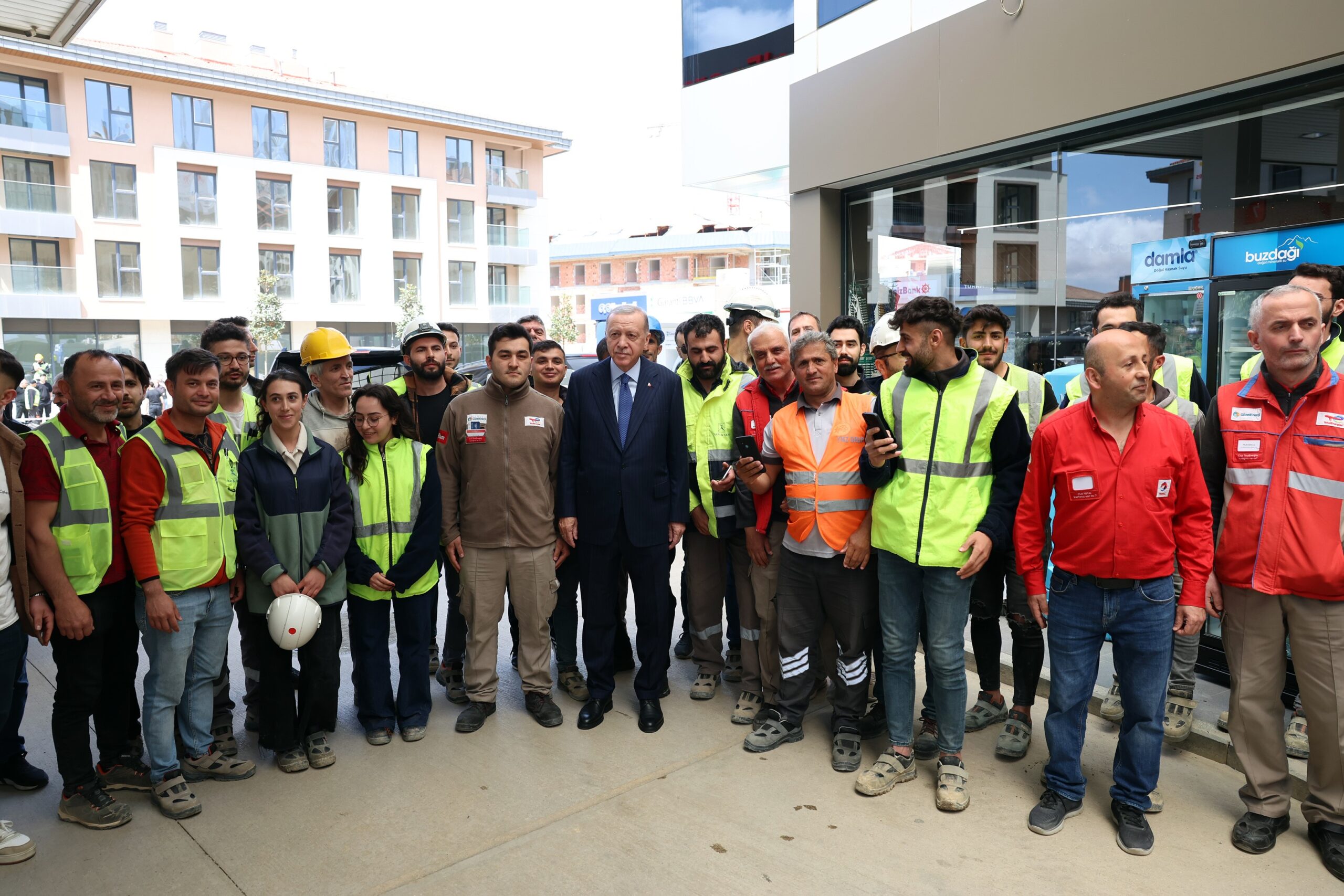 Cumhurbaşkanı Recep Tayyip Erdoğan, Üsküdar’da bulunan bir akaryakıt istasyonuna uğradı.