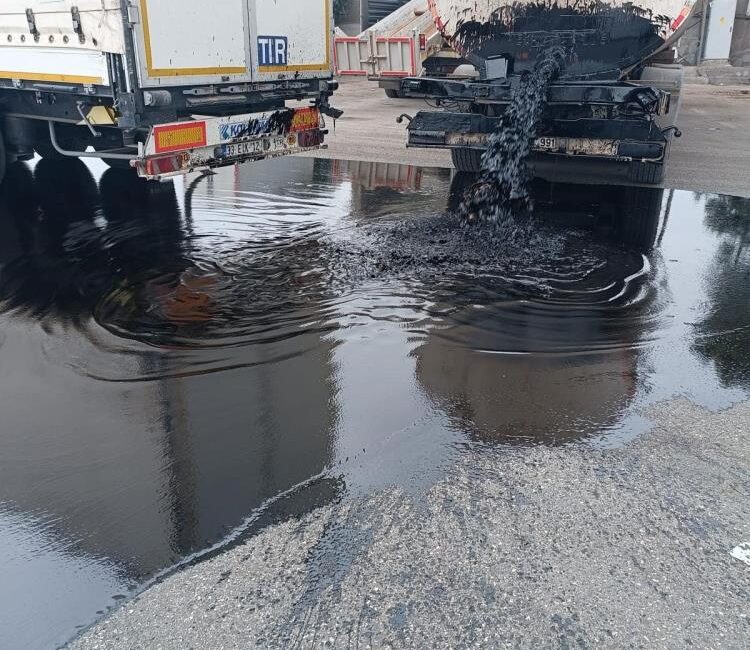 Kazaya karışan tankerin deposu delindi, binlerce litre yağ oluk oluk yollara aktı Mardin'in Nusaybin ilçesinde yakıt dolu tanker ile tır çarpıştı,