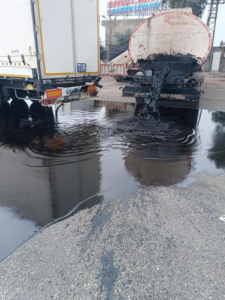  Mardin'in Nusaybin ilçesinde yakıt dolu tanker ile tır çarpıştı,