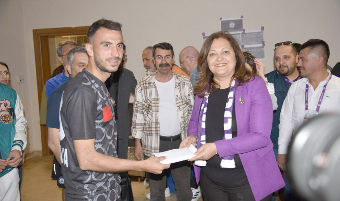 Belediye Başkanı Burcu Köksal, Afyonspor’a söz verdiği galibiyet primi sözünü