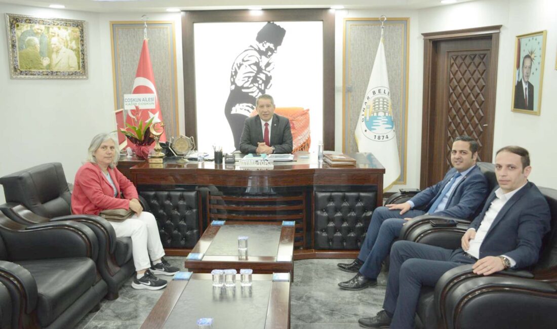 Şekerbank Şube Müdürü Aydın Aldemir, Dinar Belediye Başkanı Veysel Topçu’ya