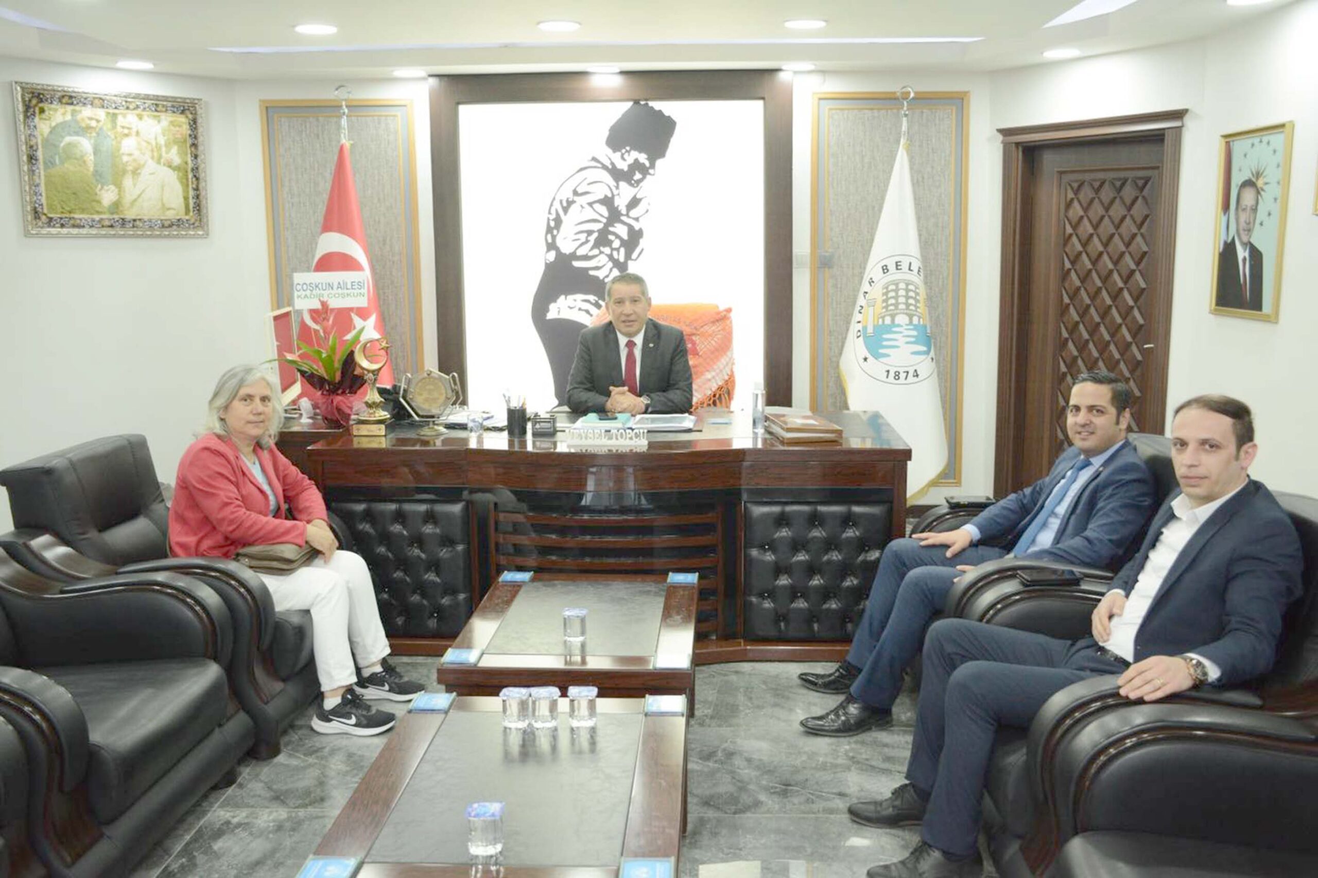 Şekerbank Şube Müdürü Aydın Aldemir, Dinar Belediye Başkanı Veysel Topçu’ya