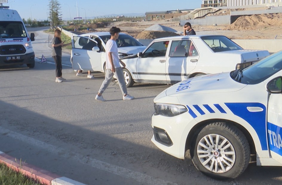 Afyonkarahisar’da bir sürücü otomobiliyle ters şeride girince karşısından gelen otomobille