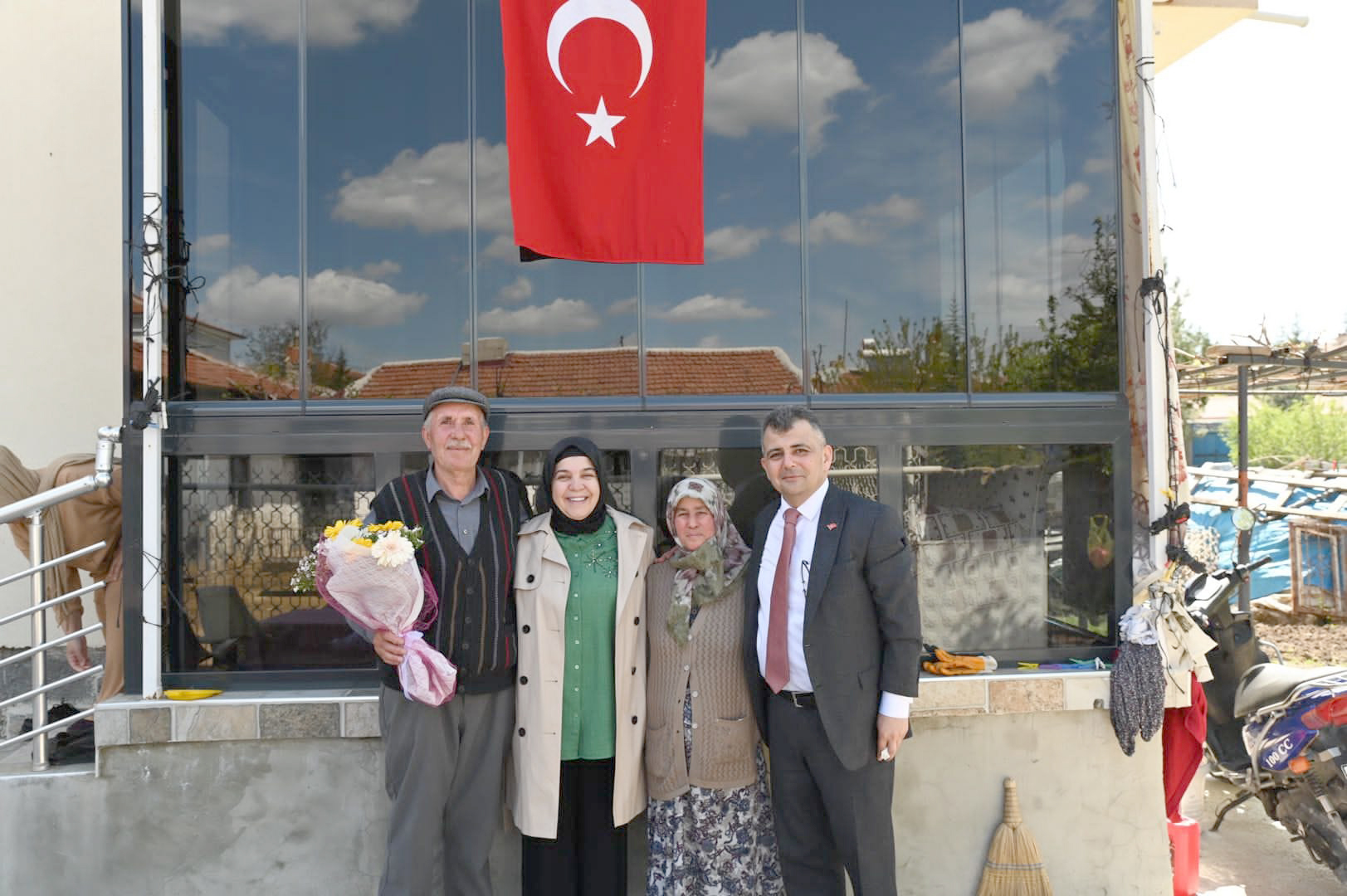 Emirdağ Belediye Başkanı Serkan Koyuncu, eşi Hümeyra Koyuncu ile birlikte 