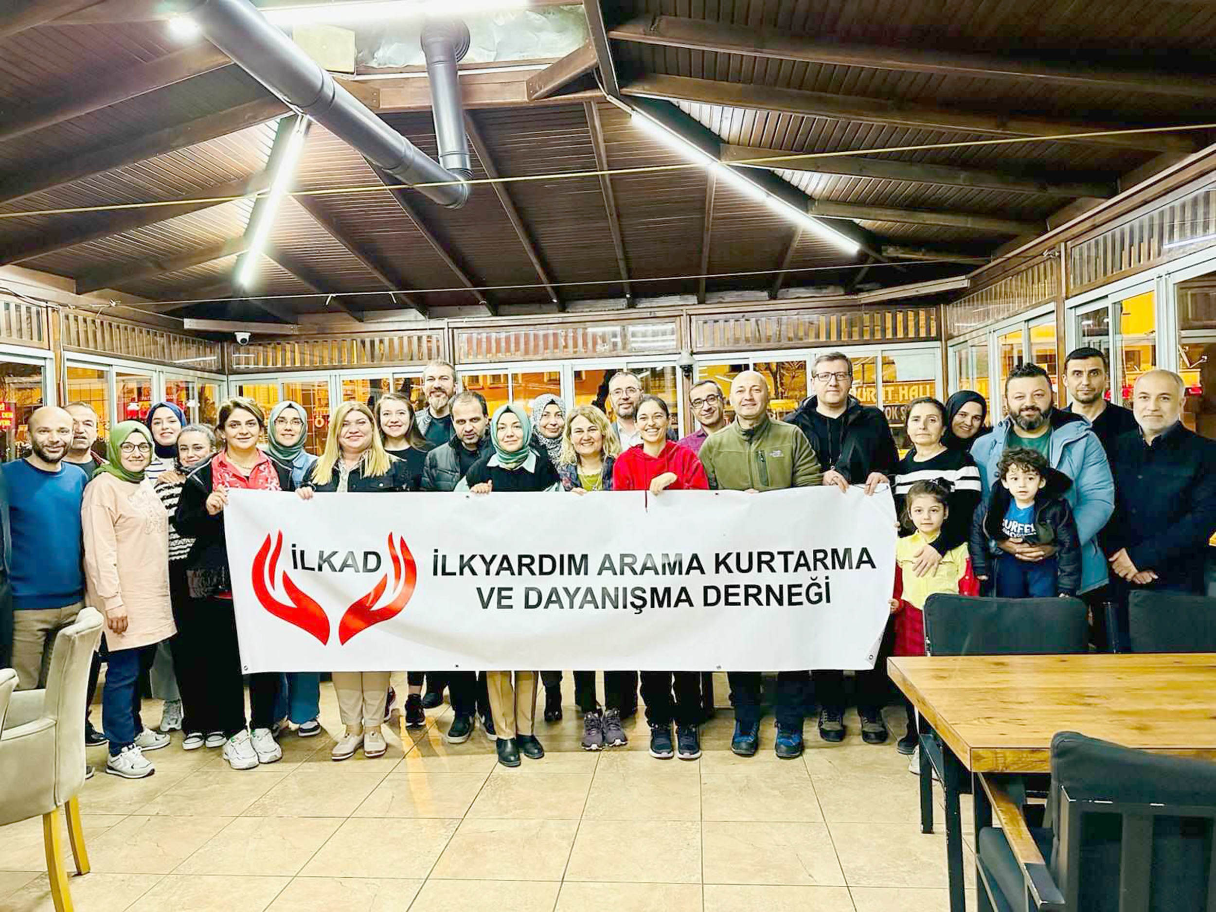İlkyardım Arama Kurtarma ve Dayanışma Derneği (İLKAD) üyeleri iftarda biraraya