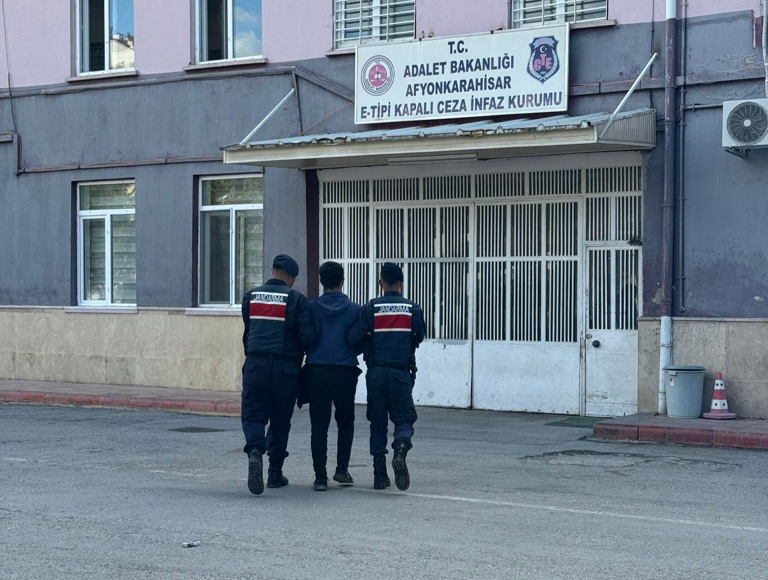 Afyon’da jandarma ekipleri kolluk devriyesi esnasında herkesin girebileceği bir yerde