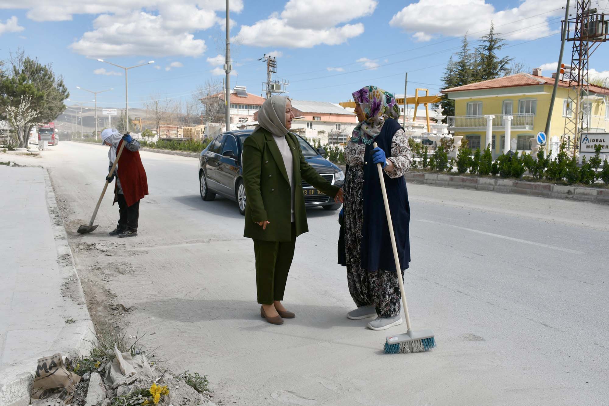 İscehisar Belediyesi ekiplerince ilçe genelinde temizlik ve çevre düzenleme çalışması