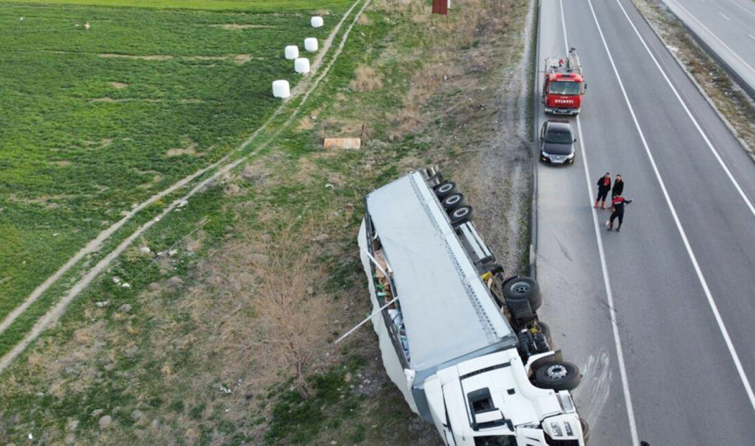Afyonkarahisar’da temizlik malzemesi yüklü tır kontrolden çıkarak devrilirken, kaza da