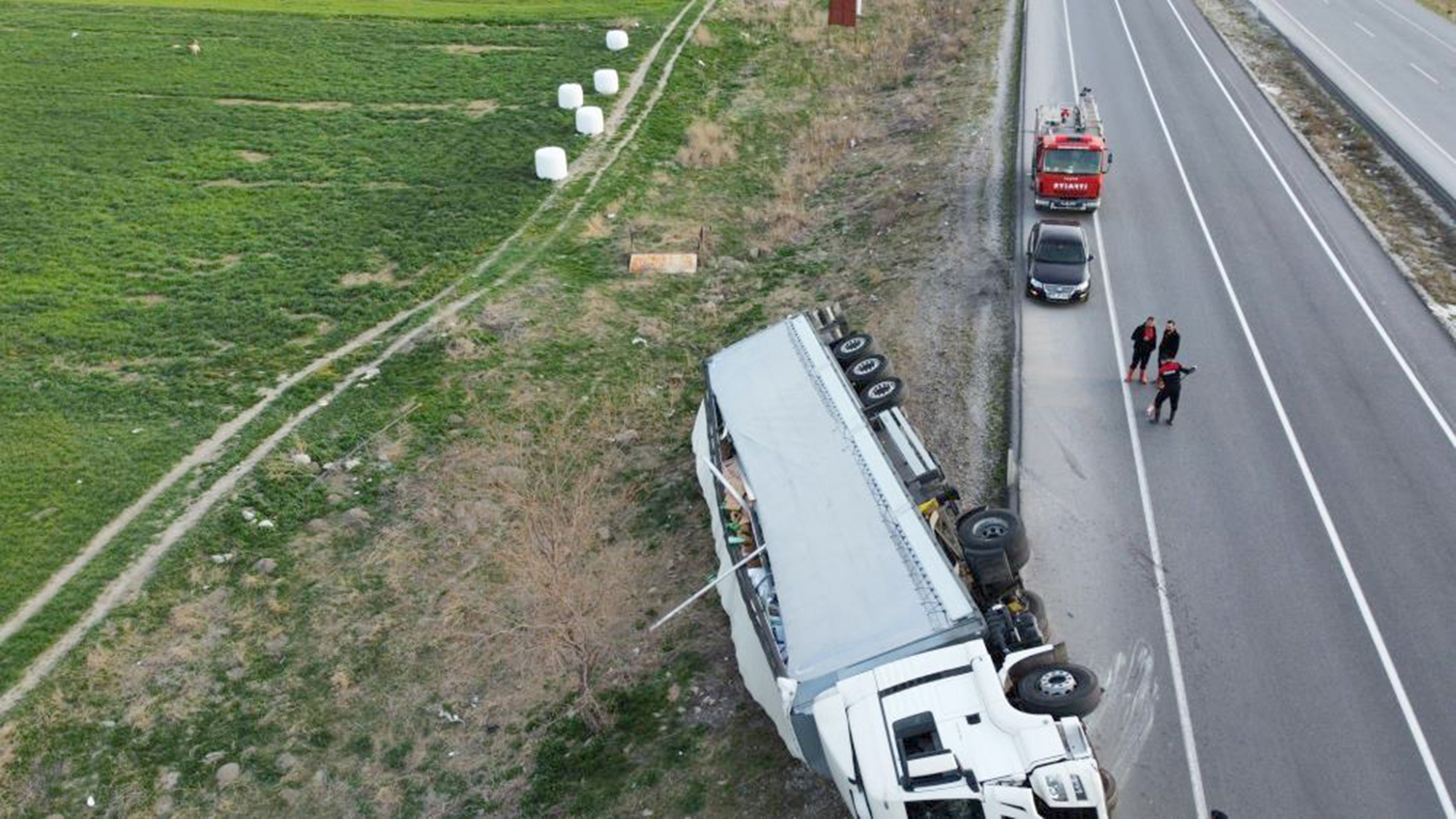 Afyonkarahisar’da temizlik malzemesi yüklü tır kontrolden çıkarak devrilirken, kaza da
