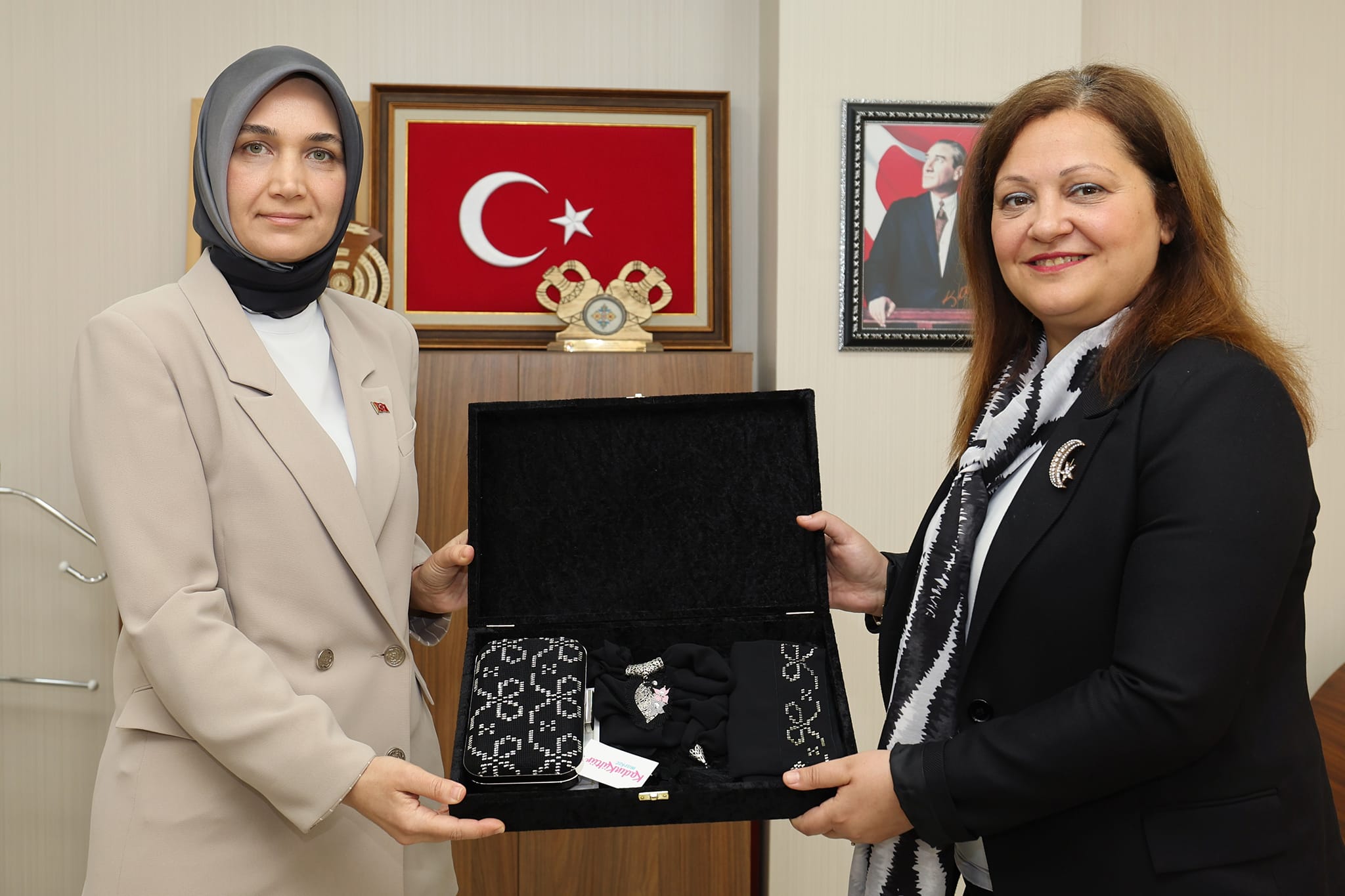 Vali Doç. Dr. Kübra Güran Yiğitbaşı, Afyonkarahisar Belediye Başkanı Burcu