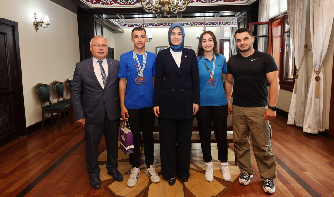 Vali Yiğitbaşı başarılı sporcuları ağırladı Vali Doç. Dr. Kübra Güran Yiğitbaşı, Gençlik ve Spor İl