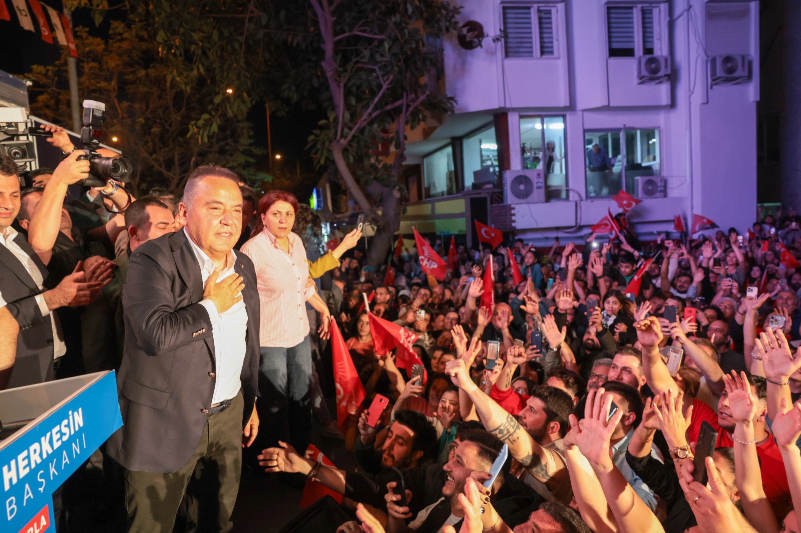 Antalya Büyükşehir Belediye Başkanı ve CHP adayı Muhittin Böcek, Antalya’da