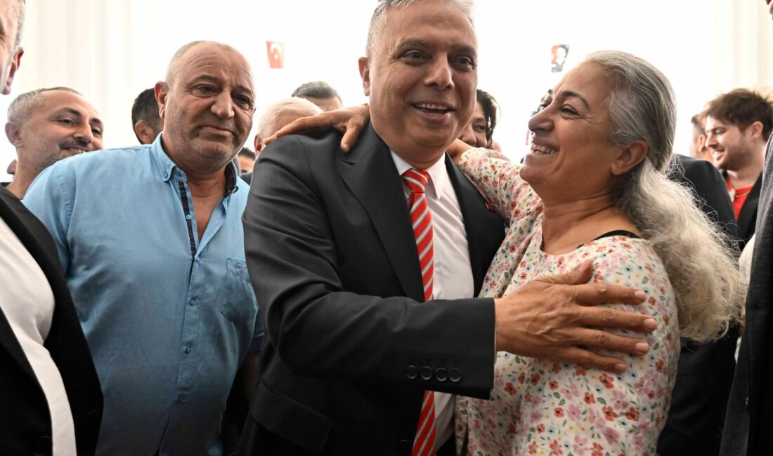 Antalya’da yeniden Muratpaşa Belediye Başkanı seçilen Ümit Uysal, belediyede meşaleler,