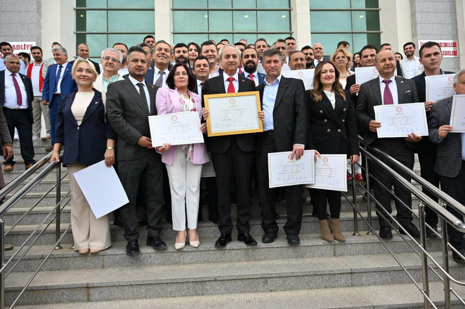 Cumhuriyet Halk Partisi’nden Kepez Belediye Başkanı seçilen Mesut Kocagöz, mazbatasını