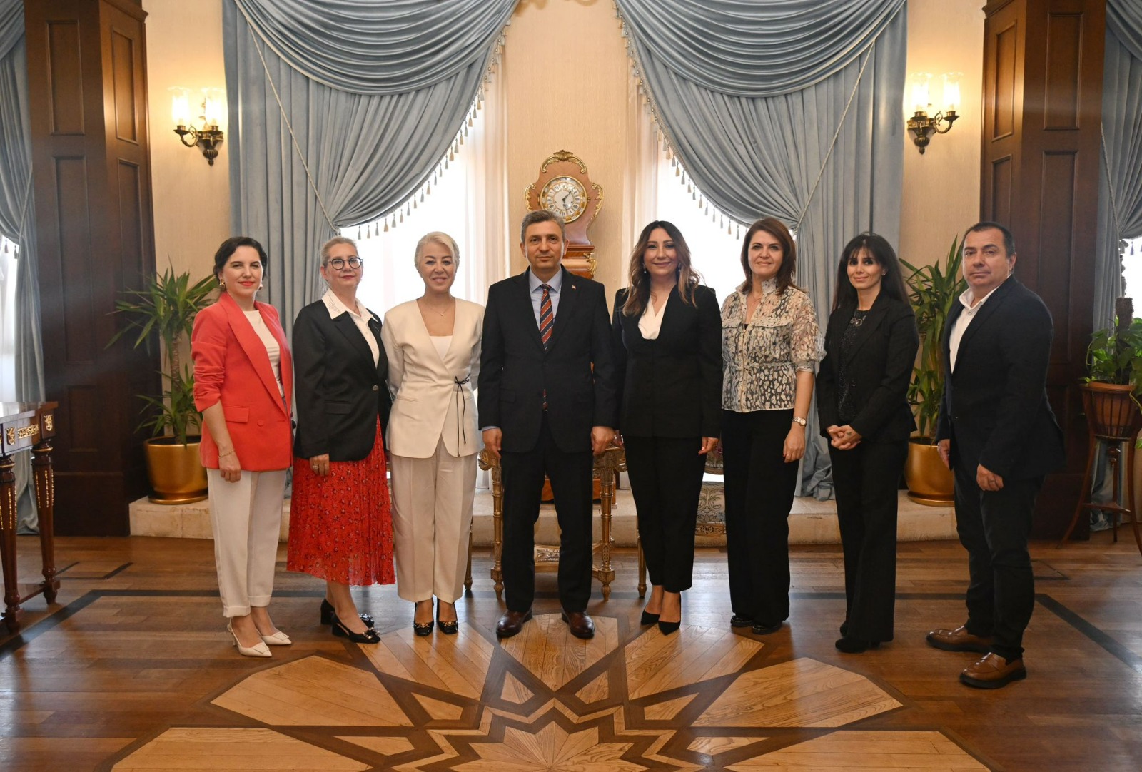 Antalya Halkla İlişkiler Derneği (AHİD) Yönetim Kurulu, kuruluşunun birinci yıl