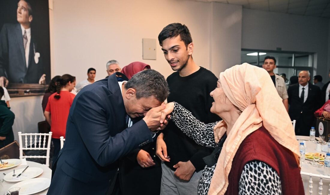 Antalya Valisi Hulusi Şahin ile eşi Ebru Şahin Manavgat Kaymakamlığının