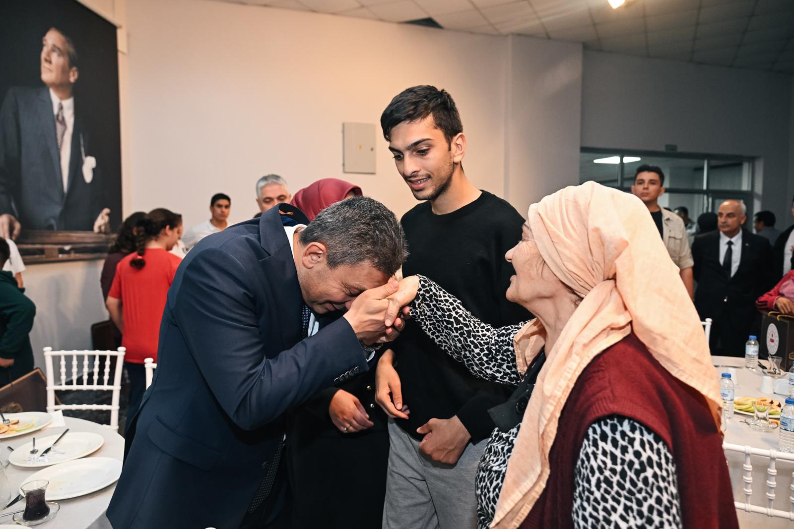 Antalya Valisi Hulusi Şahin ile eşi Ebru Şahin Manavgat Kaymakamlığının