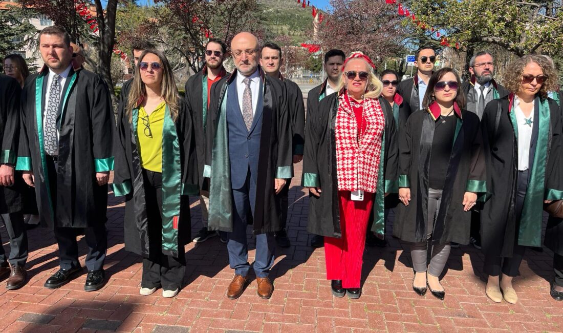 Afyonkarahisar Barosu tarafından, “Avukatlar günü” dolayısıyla Kocatepe Atatürk anıtına çelenk
