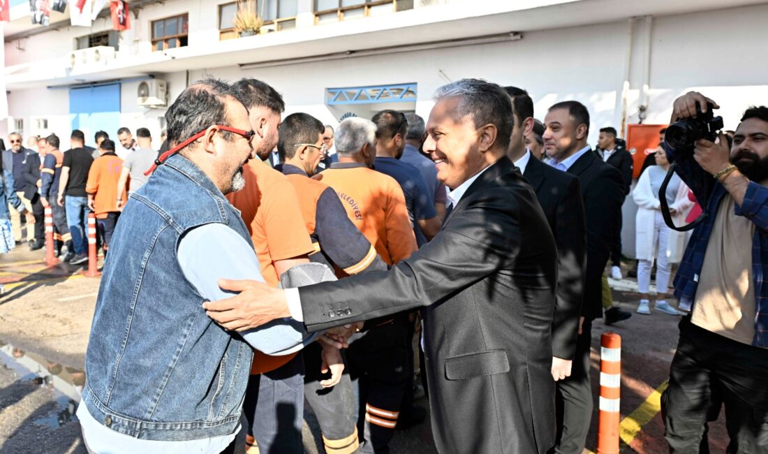 Antalya’da Muratpaşa Belediye Başkanı Ümit Uysal, belediye çalışanlarıyla bayramlaşmada, hayata