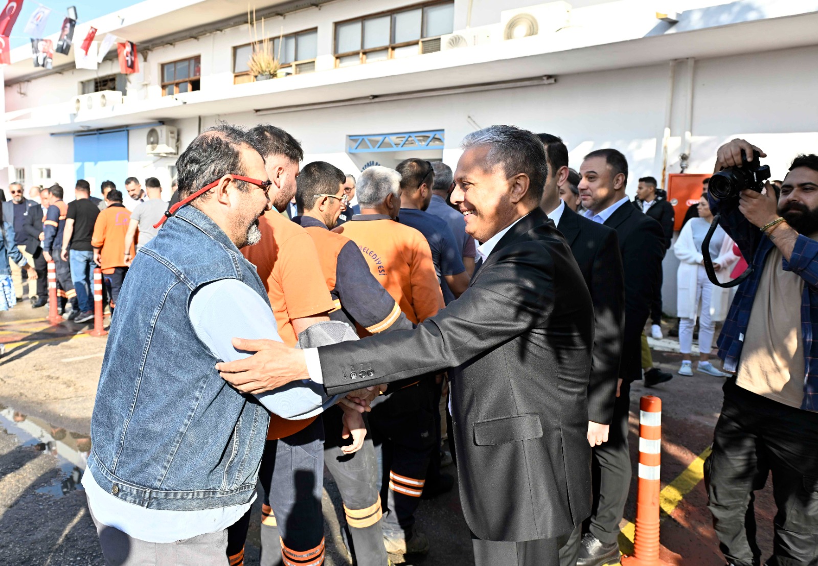 Antalya’da Muratpaşa Belediye Başkanı Ümit Uysal, belediye çalışanlarıyla bayramlaşmada, hayata