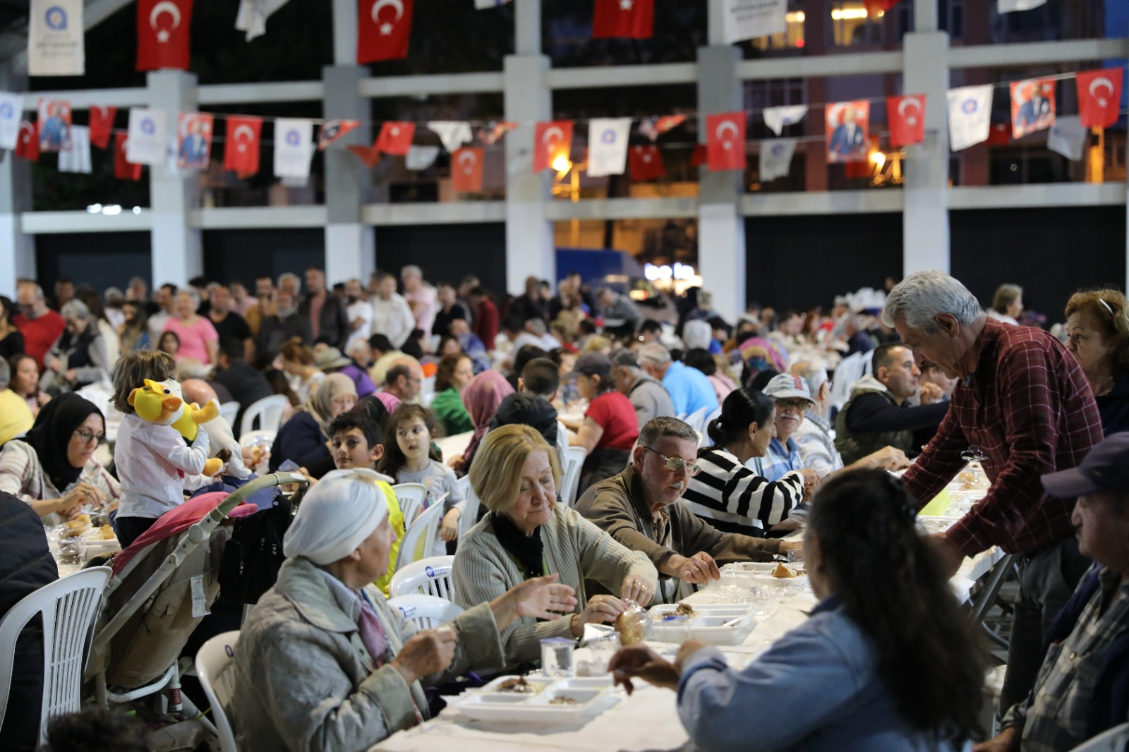 Antalya Büyükşehir Belediyesi’nin Ramazan etkinlikleri kapsamında Diyarbakırlılar Gecesi düzenlendi. Sanatçı