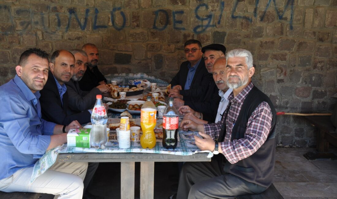 Erkmen beldesinde bayramlaşma töreni düzenlendi. Belediye Başkanı Yücel Şahin ve