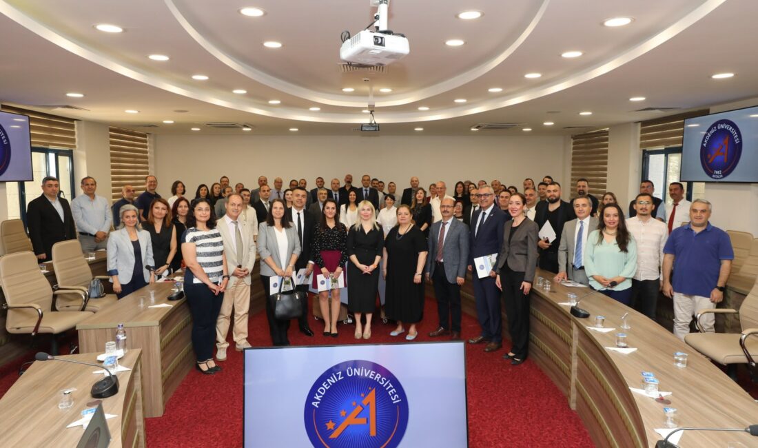   Akdeniz Üniversitesi’nde, üstün performans gösteren öğretim üyelerine teşekkür belgesi