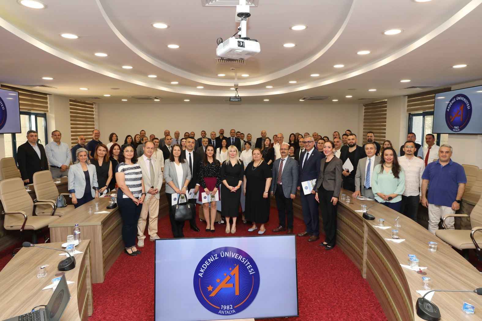   Akdeniz Üniversitesi’nde, üstün performans gösteren öğretim üyelerine teşekkür belgesi