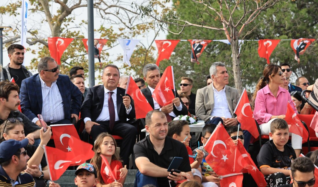 Türk Hava Kuvvetleri’ne bağlı akrobasi timi ‘Türk Yıldızları’, Antalya Büyükşehir