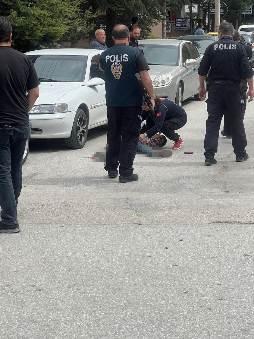 Afyonkarahisar’da bir dava sonrası adliye çıkışında yaşanan bıçaklı ve silahlı