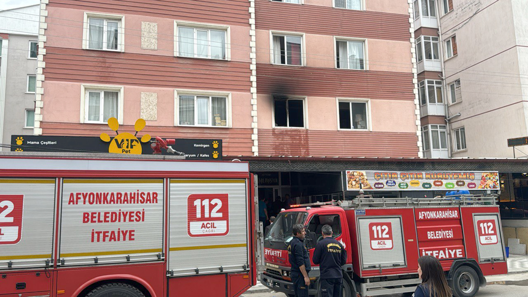 Afyonkarahisar’da pansiyon olarak kullanılan 5 katlı bir apartmanda çıkan yangın