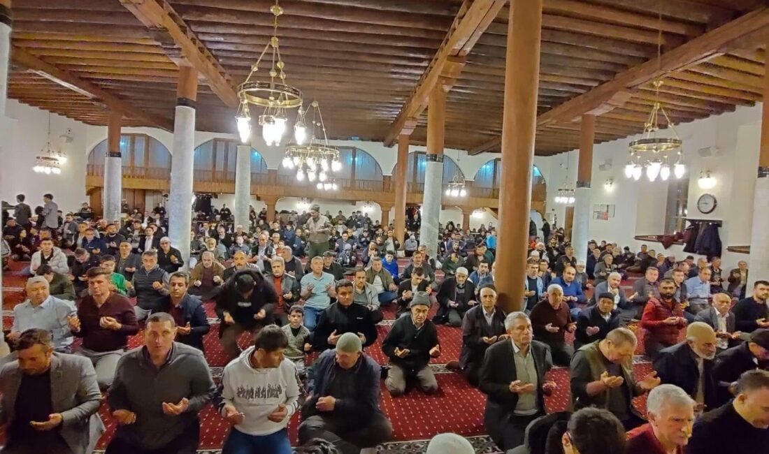 Kadir Gecesi Afyonkarahisar’da gerçekleştirilen program ile huşu içinde geçerken, cemaat