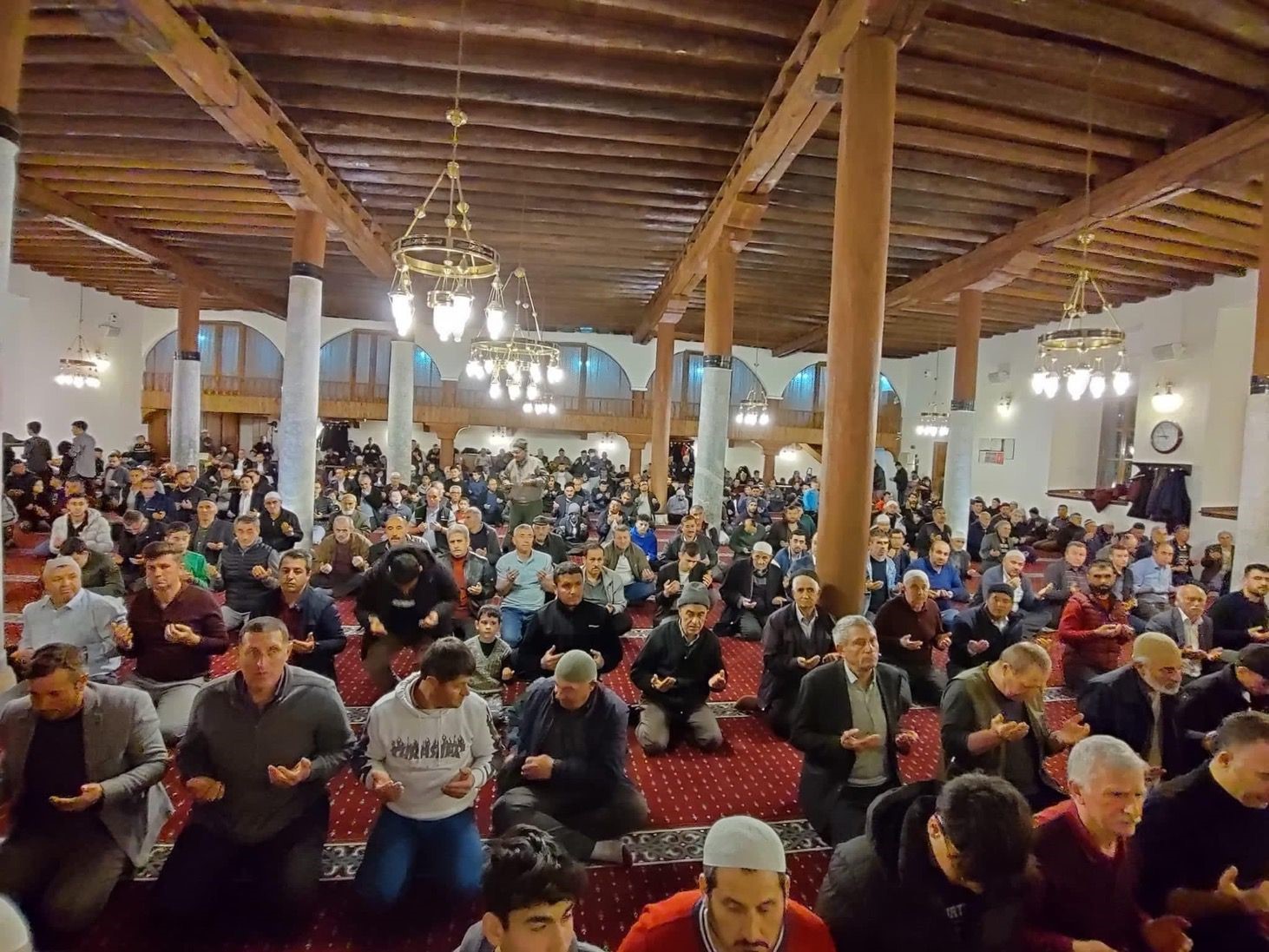 Kadir Gecesi Afyonkarahisar’da gerçekleştirilen program ile huşu içinde geçerken, cemaat
