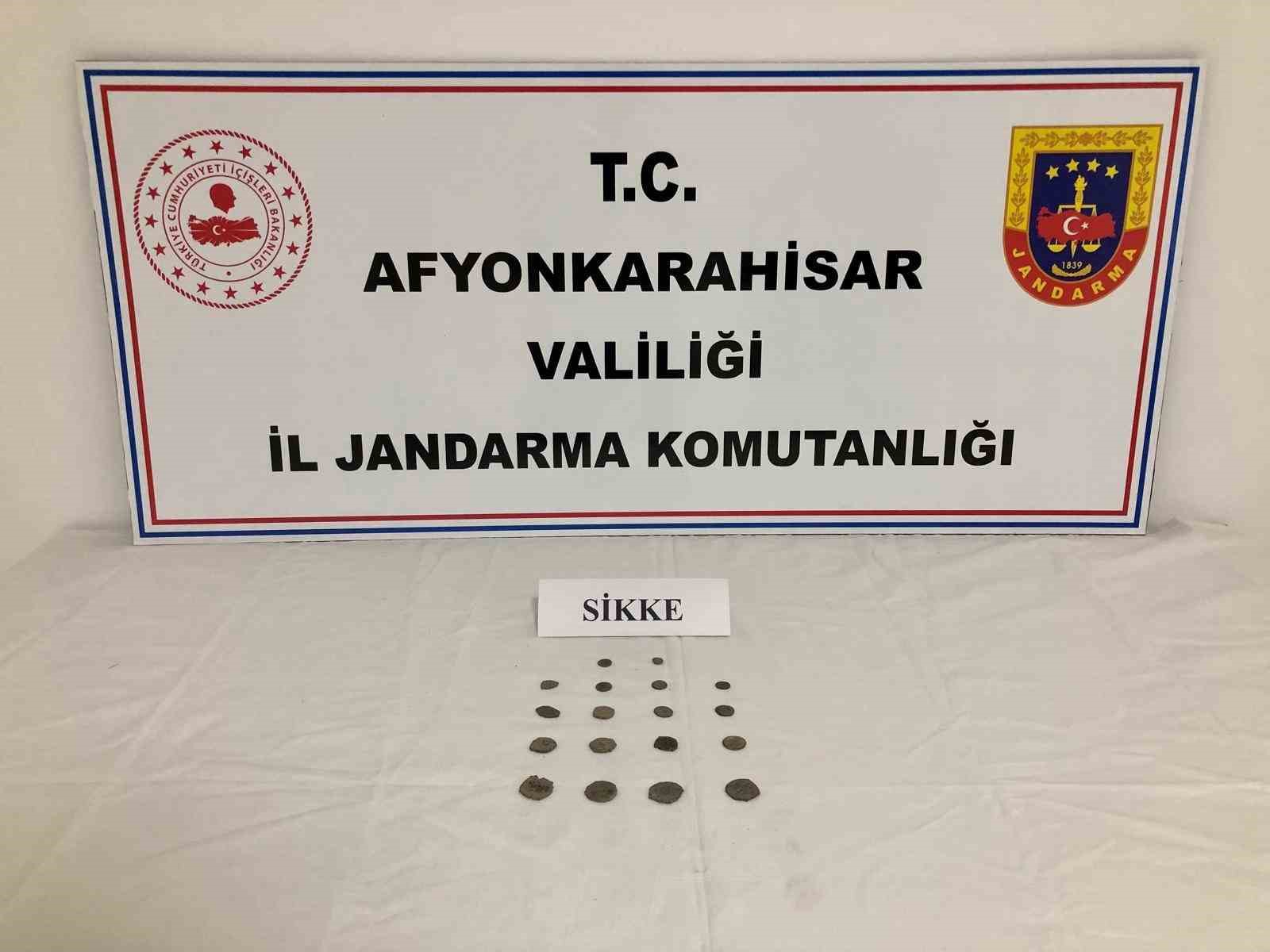 Afyonkarahisar İl Jandarma Komutanlığı ekipleri, elinde tarihi eser obje olduğunu