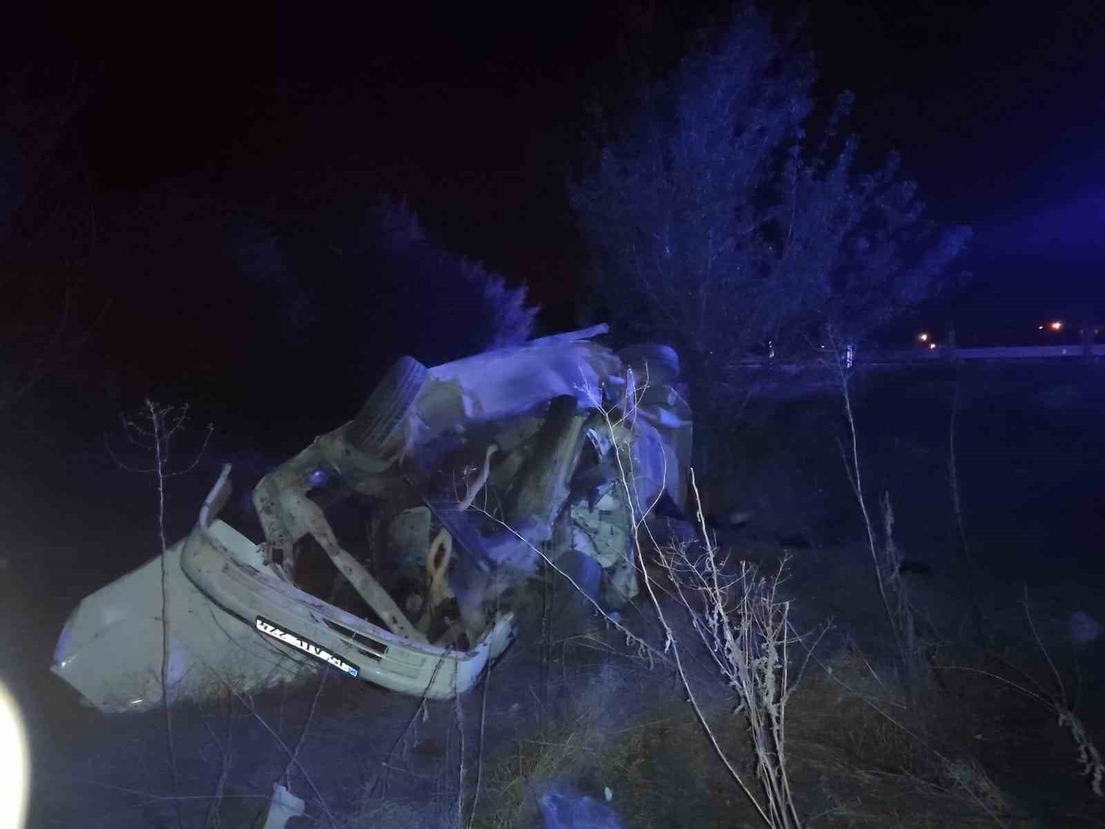 Afyonkarahisar’ın Dinar ilçesinde refüje çarparak şarampole devrilen otomobildeki 1 kişi