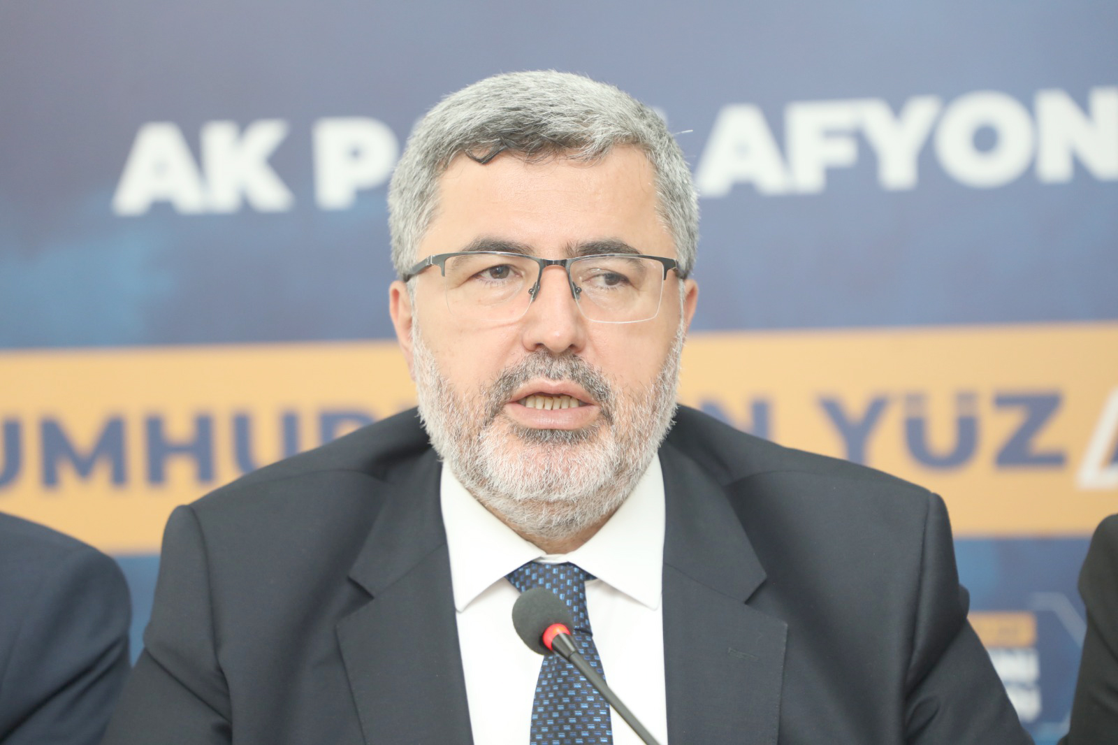 AK Parti teşkilatı tarafından Ramazan Bayramı dolayısıyla düzenlenen bayramlaşma programında