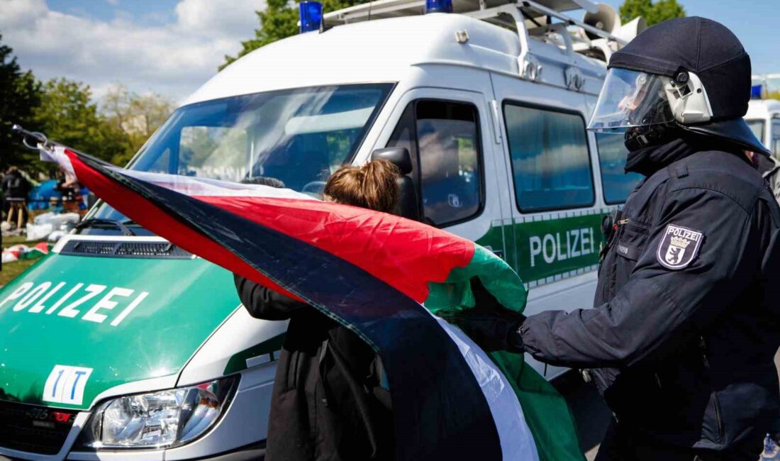 Alman polisi, başkent Berlin’de bulunan Federal Meclis önündeki Filistin’e destek