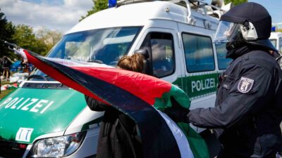 Alman polisi, başkent Berlin’de bulunan Federal Meclis önündeki Filistin’e destek